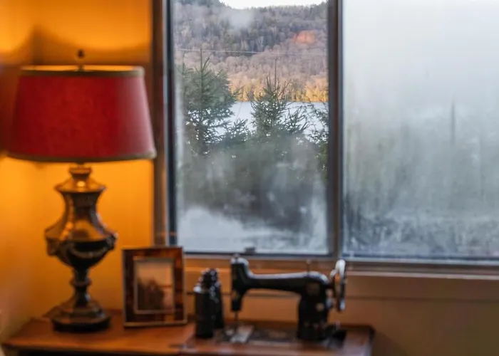 Cozy Winter Kabin + Hot Tub & Firepit