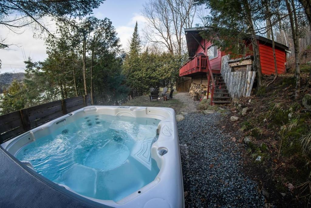 Cozy Winter + Hot Tub & Firepit Holiday home Huberdeau